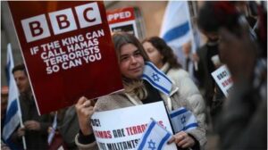영국 이민장관, BBC의 가자지구 보도를 ‘유혈 명예훼손’에 비유